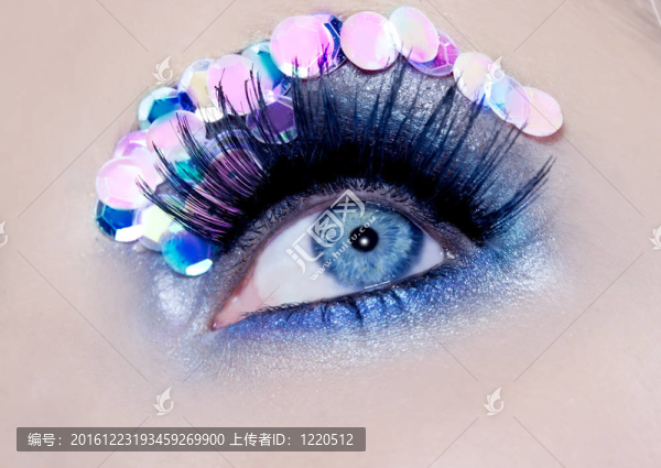 藍(lán)眼睛的宏特寫化妝亮片豐富多彩