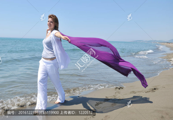 年輕女子在海灘上放松