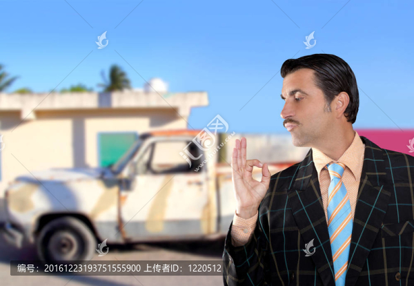 二手車銷售員賣舊車成全新