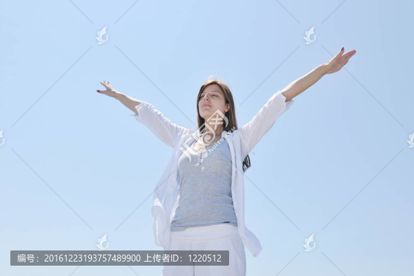 年輕女子在海灘上放松