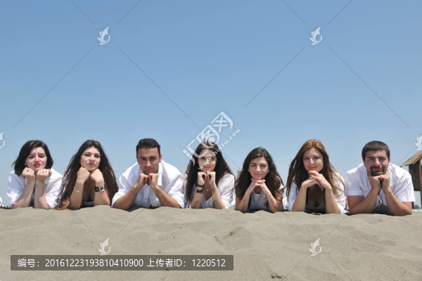 一群快樂的年輕人在沙灘上玩得開心