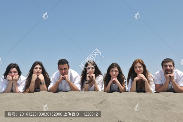 一群快樂的年輕人在沙灘上玩得開心