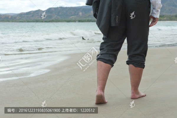 在海灘上散步