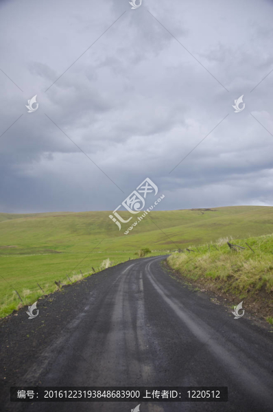 風(fēng)雨路下的砂礫路