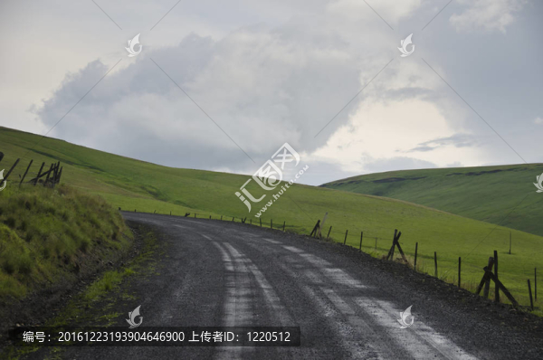 風(fēng)雨路下的砂礫路