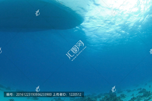 水面下小船的輪廓