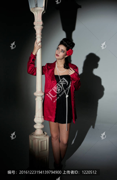年輕的女人和lightpole