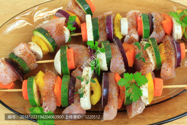 烤肉串串準(zhǔn)備美味的肉菜和西葫蘆；洋蔥；胡蘿卜和青椒