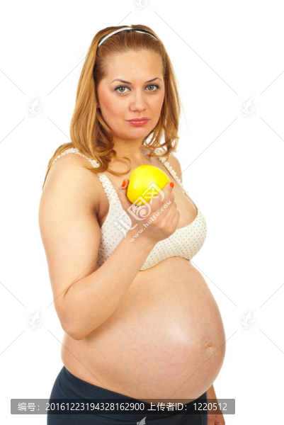 金發(fā)孕婦抱蘋果