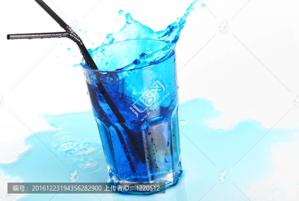 藍(lán)色雞尾酒濺起白色隔離