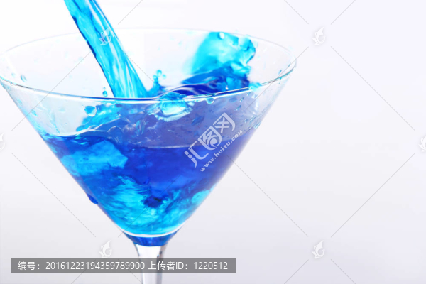 倒入玻璃的藍(lán)色液體