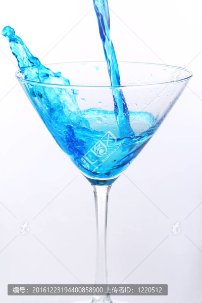 倒入玻璃的藍(lán)色液體