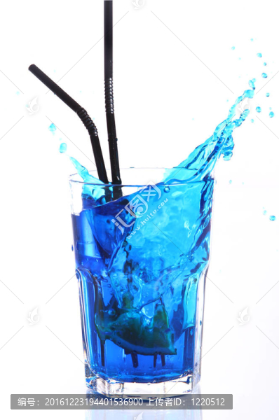 藍色雞尾酒濺起白色隔離