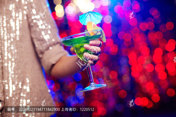 拿著雞尾酒