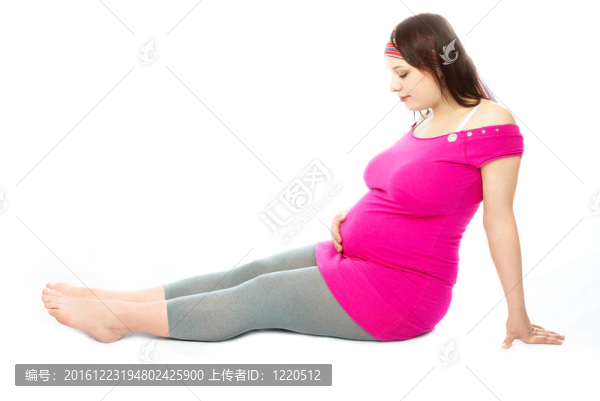 美麗的孕婦在地板上