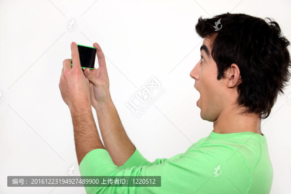 驚訝的男人看著他的手機(jī)
