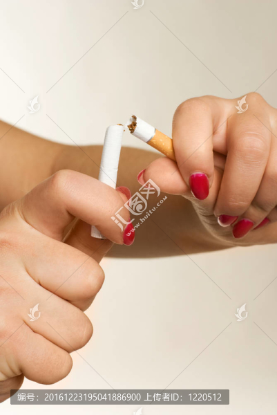 一個女人打破香煙的手