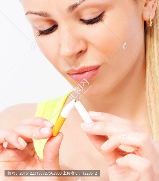 打破香煙的女人