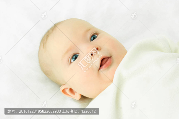 可愛的四個月大的嬰兒藍(lán)眼睛