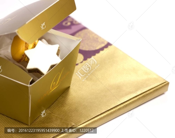 白色背景上的禮品盒中的餅干