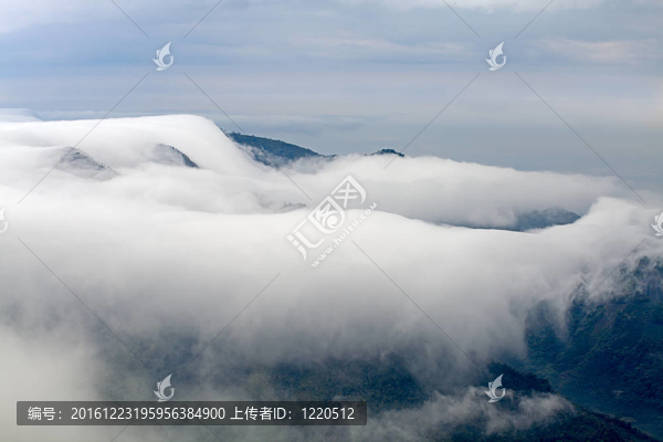 山；在早晨的云霧