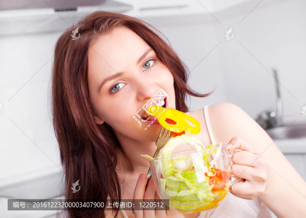女人吃沙拉