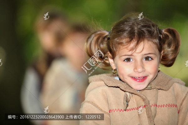 可愛的小女孩在公園里