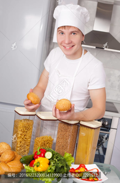 在廚房做飯