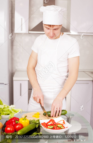 在廚房做飯