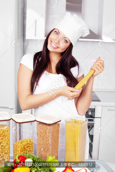 在廚房做飯