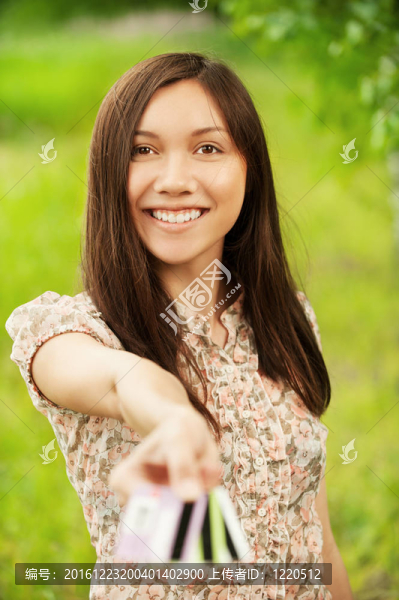 年輕女士拿著幾張信用卡