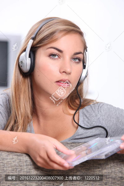 聽(tīng)CD的年輕女人