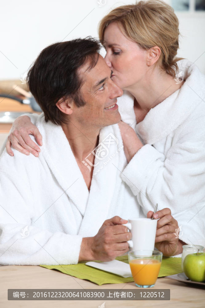 夫婦在吃早餐