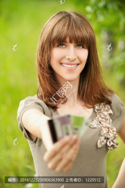 年輕女士拿著幾張信用卡