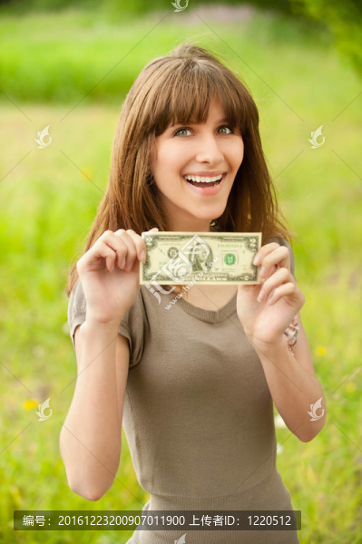 年輕微笑的女人拿著兩塊錢