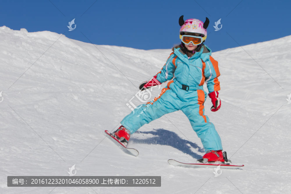 小女孩滑雪下坡