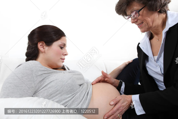 醫(yī)生感覺女人懷孕的肚子