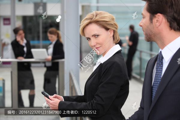 女商人發(fā)短信