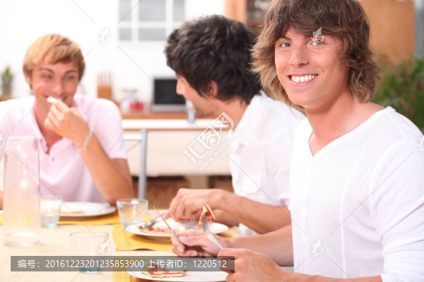 男人吃培根