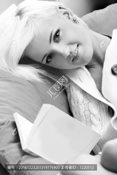 可愛女孩讀書