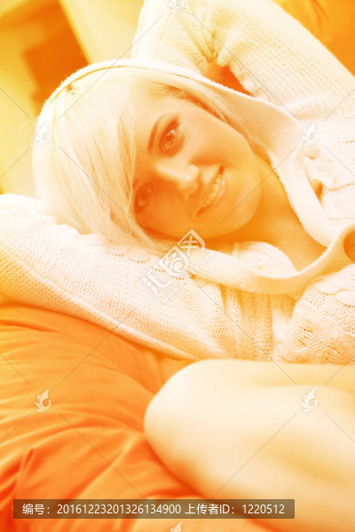 美麗的女人在家里的夕陽光