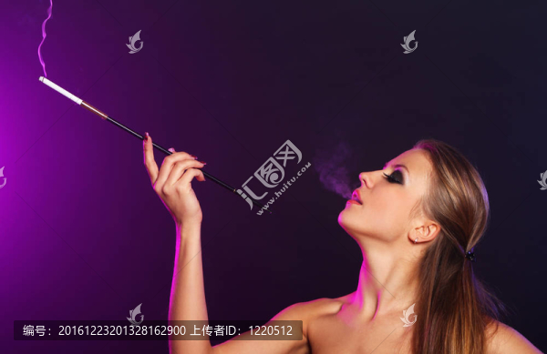 美女抽煙