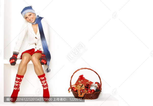漂亮女孩穿著暖和的衣服