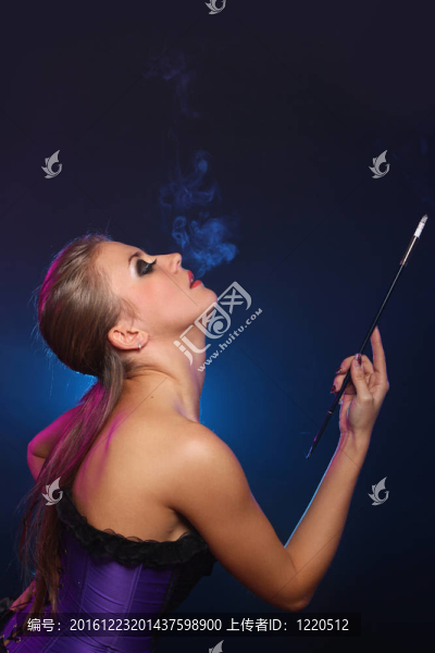 美女抽煙