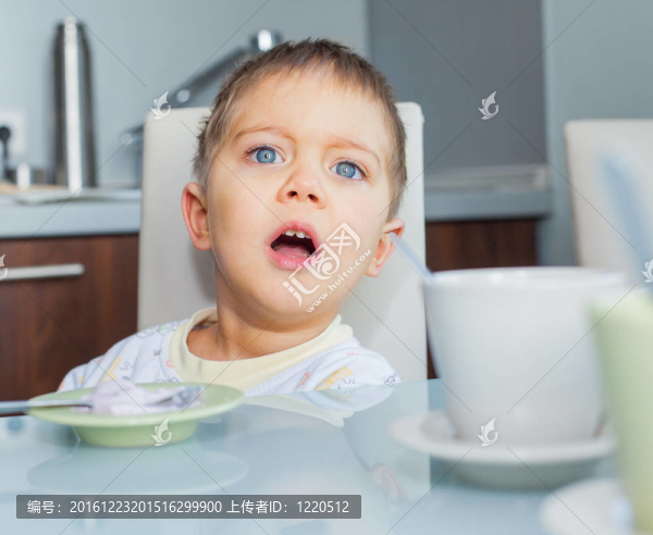 快樂男孩吃早餐