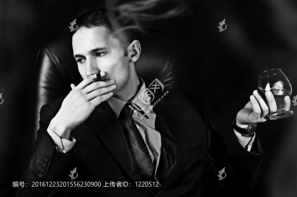 戴白蘭地酒杯的人；抽雪茄煙