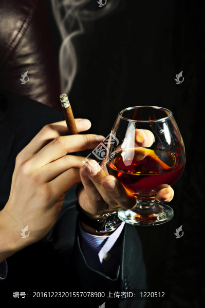 男Brandy,Glass；抽雪茄