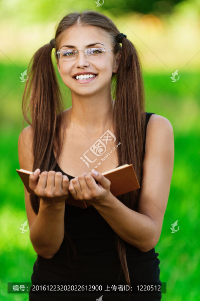 微笑女人讀書
