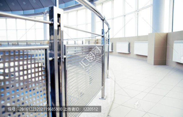 現(xiàn)代辦公建筑室內(nèi)的金屬細節(jié)
