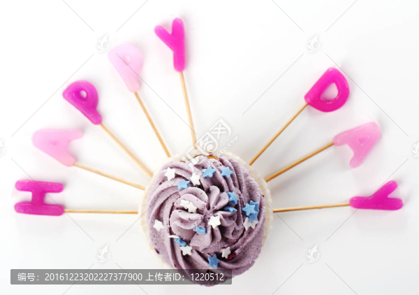 生日蛋糕與彩色字母